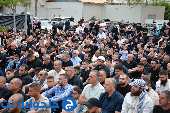 اهالي جلجولية يؤدون صلاة عيد الاضحى في ساحة مسجد الروضة في جلجولية 